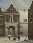 852985 Gezicht op de zuidgevel van de poort van de St.-Paulusabdij (Pauluspoort) te Utrecht, vanaf de Lange Nieuwstraat.